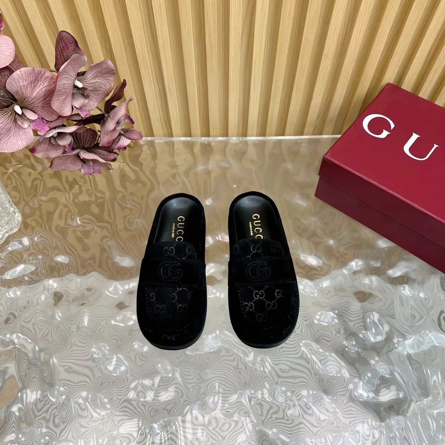 👟👟Ex-factory price 460👟👟 The new spring and summer styles are synchronized at the counter ⚠️Gucci new spring and summer double G fabric beach sandals thick soles Birkenstock slippers ———————————— G family always impresses people when it comes to embodying the sense of high-end. It looks like a simple style, but it is inexplicably high-end on the feet. It is very sexy and allows you to easily match it to show off various styles👍 The upper is made of imported nubuck leather The interior is made of imported sheepskin and the original genuine leather outsole Size: 35-40